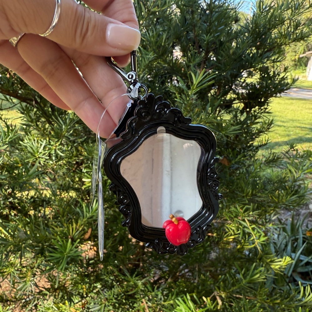 SOLD! Bath & Body Works Evil Queen Mirror Light-Up PocketBac Holder 🆕 - Picture 7 of 7